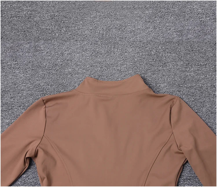 Veste zippée femme – Col montant et coupe ajustée