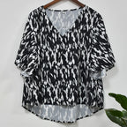 Blouse femme imprimée – Col V et détails boutonnés