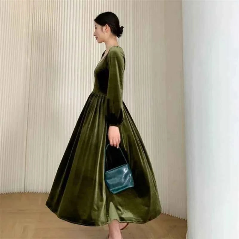 2026 Winter women Elegant luxury gold velvet dress sexy V-neck palace vintage Velour party dress vestidos elegantes para mujer