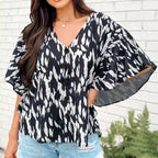 Blouse femme imprimée – Col V et détails boutonnés