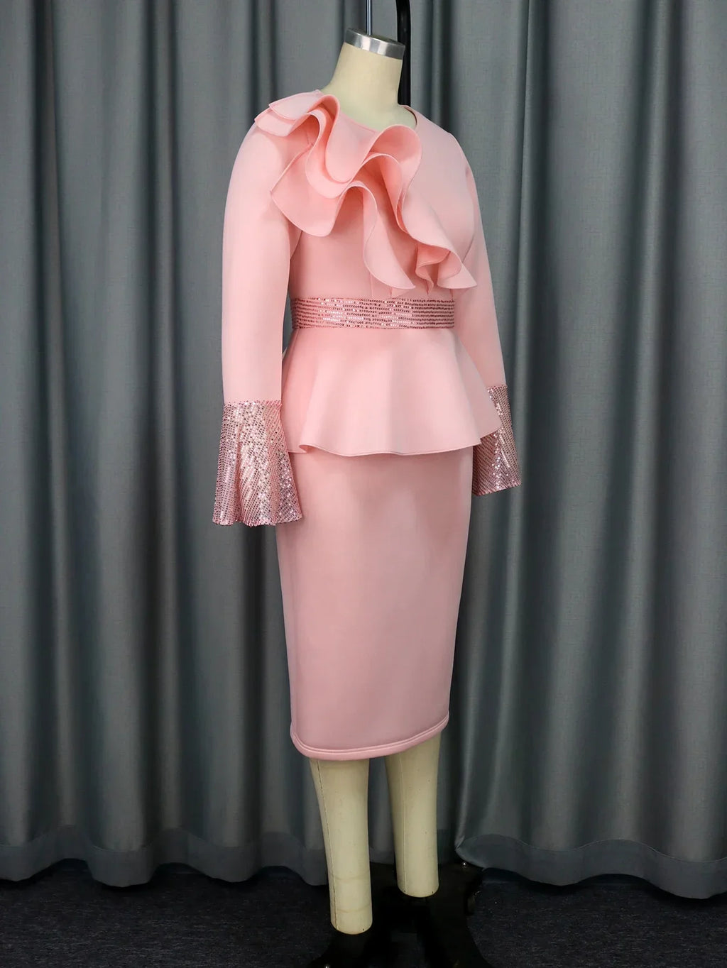 Robe femme à volants – Coupe fourreau et manches longues
