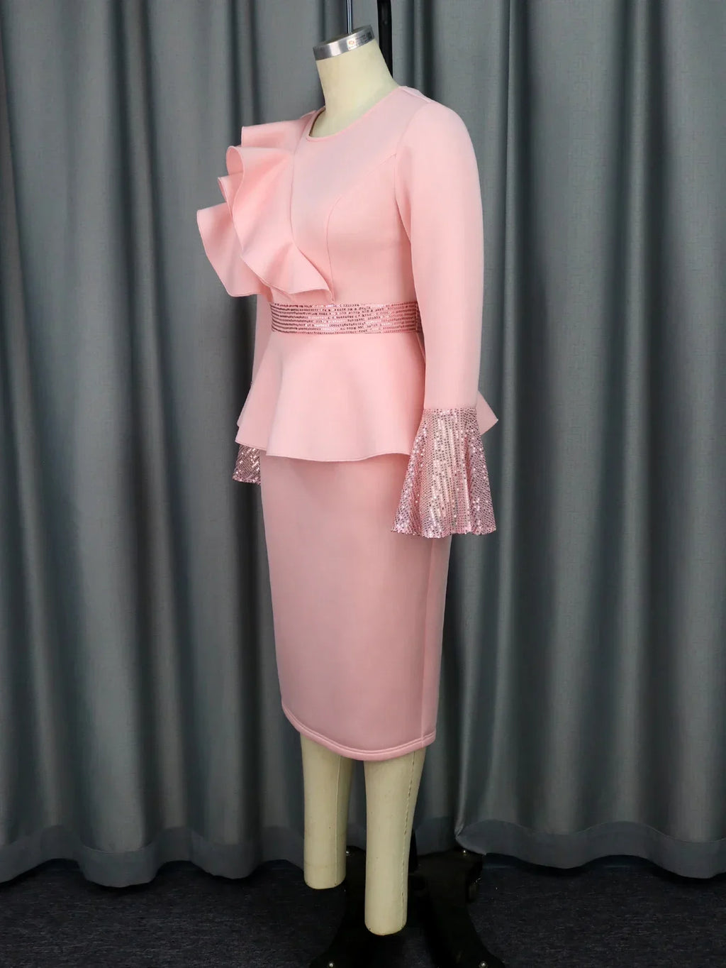 Robe femme à volants – Coupe fourreau et manches longues